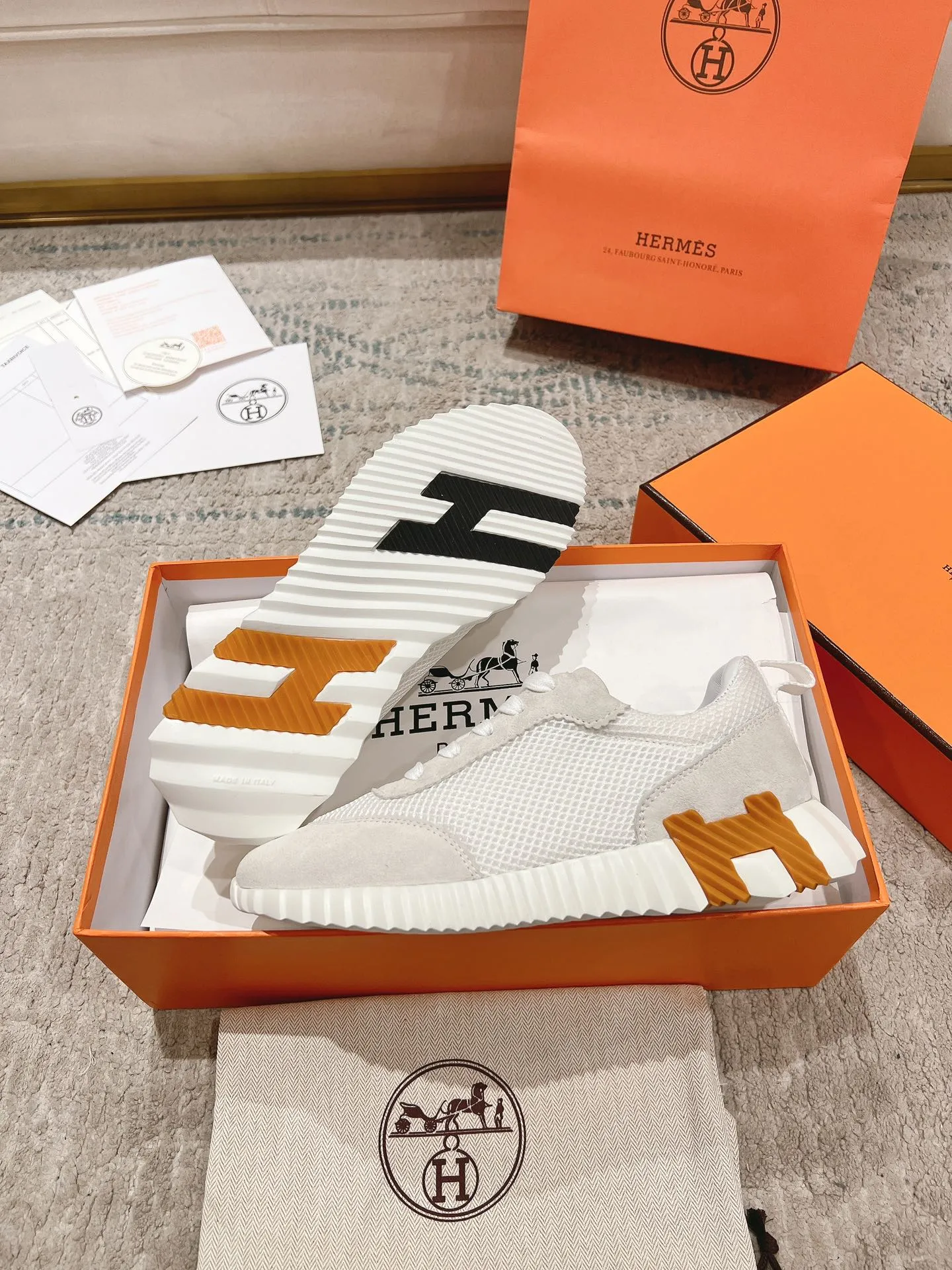 👟👟Ex-factory price 640👟👟 ‼ ️Top version 2024ss Hermès/Hermès new arrival in early autumn, casual shoes for couples👟Color-blocking design MM style, advanced fashion, simple and advanced, casual matching, very light and comfortable on the feet 🔘Upper: suede/cowhide 🔘Inner: sheepskin 🔘Outsole: original PU foam molding outsole 🔘Number of sizes: Women’s size 35-42 (40.41.42, custom made, non-refundable) Men’s size 39-46 (45.46, custom made, non-refundable) 🎁Original exquisite packaging